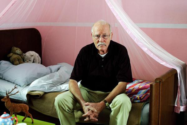 Bild 1 von 20: Hubert (Joost Siedhoff) hat aus Versehen einen Brand entfacht, der sein Haus unbewohnbar macht, und wohnt nun übergangsweise bei den Herrlichs. Nach dem ersten Schock sitzt er nachdenklich und müde auf der Bettkante in Lenis rosa Prinzessinnen-Zimmer ...