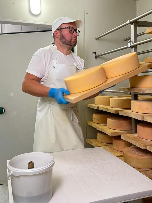 Bild 1 von 7: Im Bild: Mozzarella-Produzent und Rinderbauer Hans Gabauer in Esternberg.