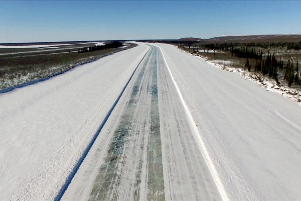 Bild 1 von 5: Hunderte Kilometer solcher Eisstraßen werden jeden Winter im hohen Norden Kanadas angelegt