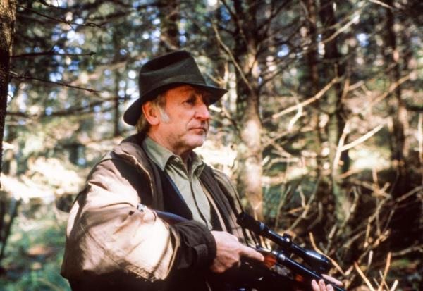 Bild 1 von 3: Im Bild: Vinzenz Kerschbaumer (Karl Merkatz) auf der Pirsch.