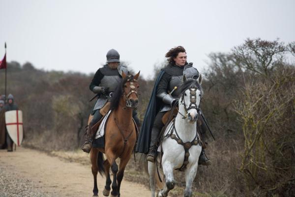 Bild 1 von 13: Sir Robert Brackenbury (Shaun Dooley, l.); Richard, Duke of Gloucester (Aneurin Barnard, r.)