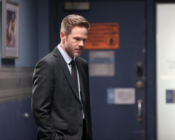 Bild 1 von 3: Wesley (Shawn Ashmore) leidet zunehmend unter den Intrigen und falschen Praktiken, die er anwenden muss, um seine Schuld zu begleichen.
