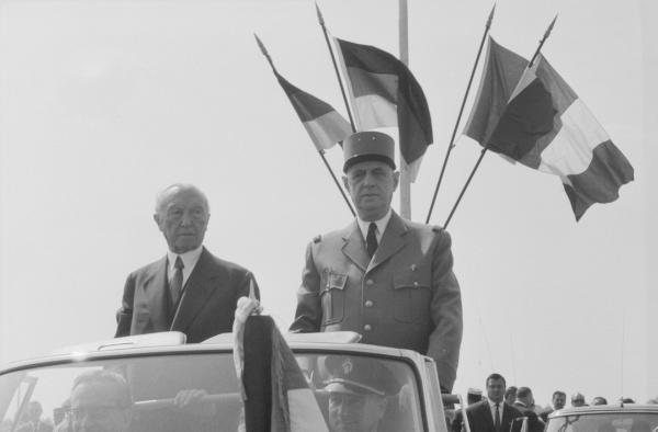 Bild 1 von 2: Von Feinden zu Freunden: Bundeskanzler Konrad Adenauer und Frankreichs Präsident Charles de Gaulle nehmen 1962 gemeinsam eine Parade ab.