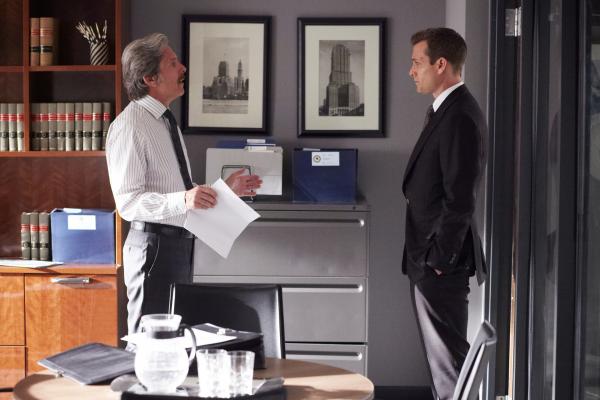 Bild 1 von 2: Harvey (Gabriel Macht, r.) verfolgt eine riskante Strategie, um Ava aus der Schusslinie zu bringen. Doch seine Konfrontation mit Staatsanwalt Cameron Dennis (Gary Cole, l.) könnte alles verändern.