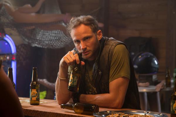 Bild 1 von 5: Pierrick Humbert (Victor Pontecorvo) verachtet Frauen. Als er erfährt, dass sein Kumpel tot ist, ist er am Boden zerstört.