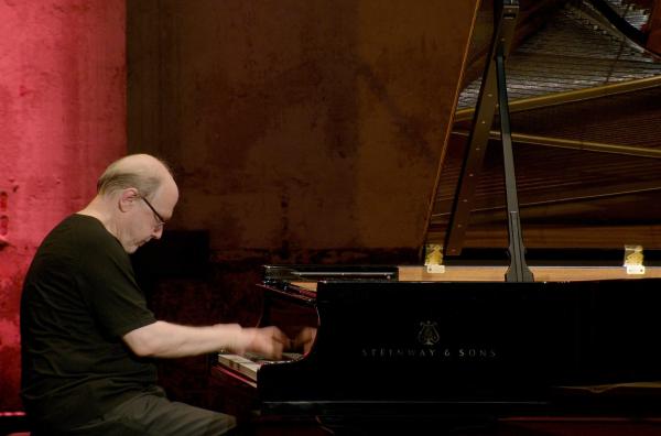 Bild 1 von 2: Beim Klavierfestival Ruhr 2025 gelingt es Marc-André Hamelin, von Haydn bis Rachmaninow sämtliche Epochen abzudecken und zusätzlich Ausflüge in die Welt des Pop und der Eigenkompositionen zu unternehmen.