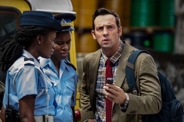 Bild 1 von 3: Nach der Befragung kehrt DI Parker (Ralf Little, r.) zu seinen Kollegen Sergeant Thomas (Shantol Jackson, l.) und Marlon (Tahj Miles, M.) zurück. Doch etwas kommt Parker komisch vor.