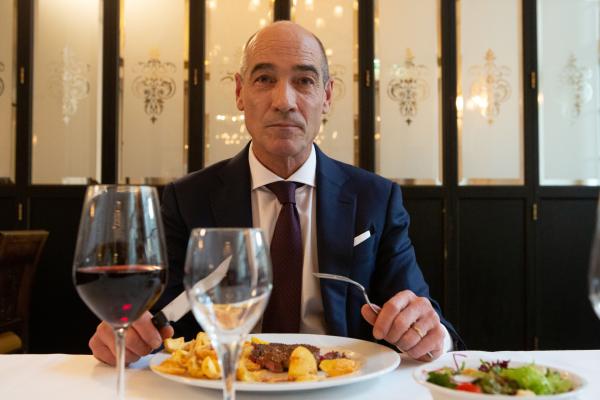 Bild 1 von 7: Robert Khano (Jean-Marc Barr) kennt das Spiel um die Macht. Er gibt sich gelassen.