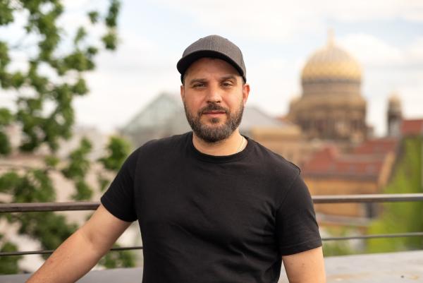 Bild 1 von 10: Der Rapper Ben Salomo hat sich mittlerweile dem Kampf gegen Antisemitismus verschrieben und geht in Schulen, um dort Aufklärungsarbeit zu leisten.