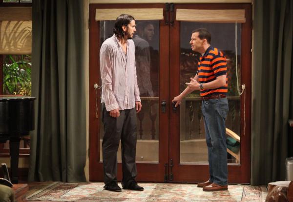 Bild 1 von 22: Nachdem Charlie gestorben ist, erbt Alan (Jon Cryer, r.) dessen Haus, was er sich allerdings nicht leisten kann. Doch plötzlich, mitten in der Suche nach einem Käufer, trifft er auf den IT-Milliardär Walden Schmidt (Ashton Kutcher, l.), der sich gerade im Ozean ertränken wollte ...