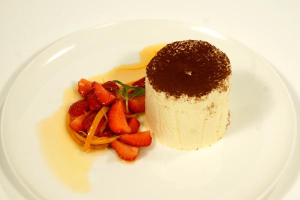 Bild 1 von 12: Orangenlikör-Parfait mit Erdbeeren.