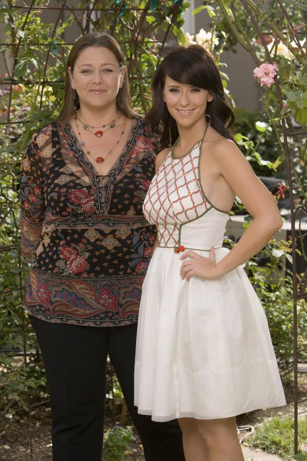 Bild 1 von 27: (2. Staffel) - Die erfolgreiche Immobilienmaklerin Delia Banks (Camryn Manheim, l.) wird eine gute Freundin von Melinda (Jennifer Love Hewitt, r.) â?¦