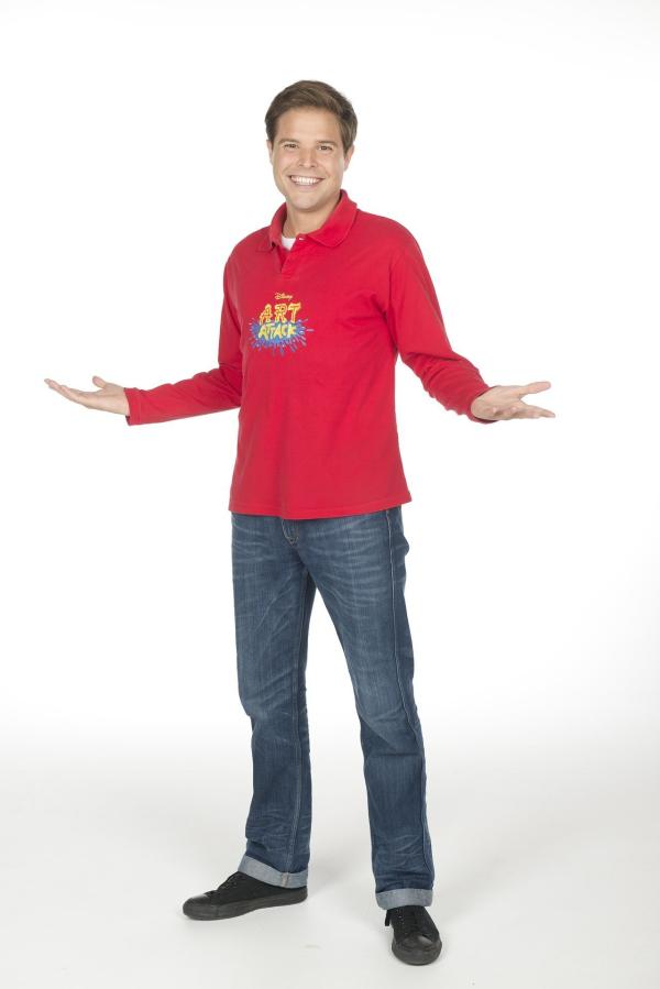Bild 1 von 14: Stifte, Kleber, fertig, los! Das große Basteln beginnt wieder - mit brandneuen Folgen von Art Attack. Moderator Nicolás Artajo führt die kleinen Zuschauer in seine bunte Bastelwelt und verwandelt Alltagsgegenstände in tolle Kunstwerke. Er zeigt, wie man mit wenigen Hilfsmitteln wunderschöne Projekte umsetzt. Damit seine Zuschauer es ihm gleichtun können, wird jeder Handgriff genau erklärt. Schritt für Schritt zeigt Disney Art Attack, wie man aus unscheinbaren Haushaltsgegenständen wie leeren Küchenpapierrollen, Pappkartons, leeren Joghurtbechern und Zeitungspapier die tollsten Sachen zaubert. Dabei wird nicht nur die Fantasie der kleinen Zuschauer angeregt, auch die kreativen und motorischen Fähigkeiten werden gefördert. Nicolás hat sich auch für die elfte Staffel wieder einiges vorgenommen: Neben Big-Band-Instrumenten, einer Piratentaverne aus Holzstäbchen oder dreidimensionalen Hügelbildern und einem Lenker-Clown für den Roller oder das Fahrrad werden auch fliegende Topfpflanzen nachgebastelt.