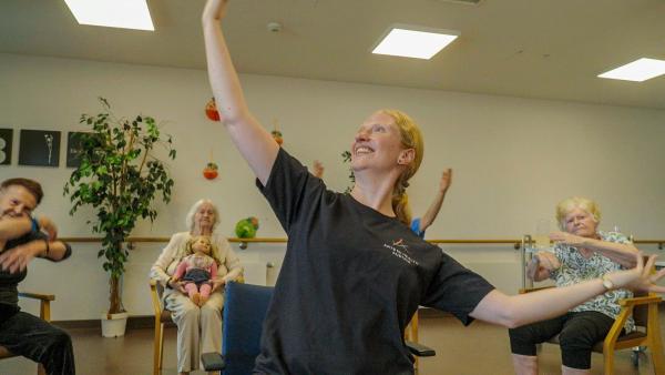 Bild 1 von 10: Im Bild: Katy Geertsen, Tänzerin, Tanzlehrerin, Gründerin von Arts for Health Austria, bei \