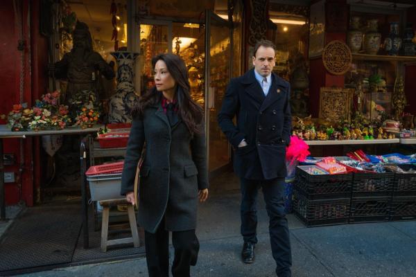 Bild 1 von 13: Ein neuer Mordfall beschäftigt Sherlock Holmes (Jonny Lee Miller, r.) und Joan Watson (Lucy Liu, l.) ...
