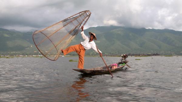 Bild 1 von 1: Die berühmte Beinrudertechnik ist nur auf dem Inle-See zu bestaunen.