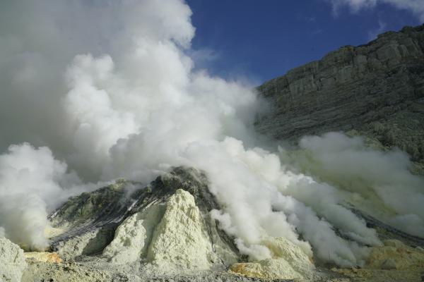 Bild 1 von 4: Die natürliche Schwefelmine auf dem Vulkan Ijen produziert täglich tonnenweise Schwefel.