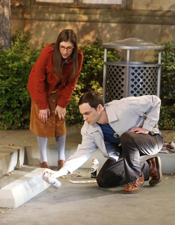 Bild 1 von 9: Ein Parkplatz lässt Sheldon (Jim Parsons, r.) und Howard sowie Amy (Mayim Bialik, l.) und Bernadette aneinandergeraten ...