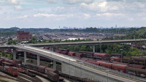 Bild 1 von 3: Die Zugbildungsanlage Maschen erstreckt sich südlich von Hamburg auf einem sieben Kilometer langen und 700 Meter breiten Areal.