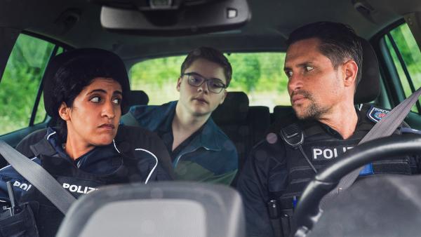 Bild 1 von 3: Marlon (Matti Schneider, Mitte) macht ein Praktikum bei der Polizei.