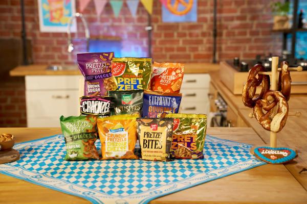 Bild 1 von 9: Sebastian Lege packt aus. Er widmet sich scheinheiligen Snacks. Pretzel Bites, Brotchips, Cracker und Honig-Salz-Nüsse - sie alle haben ein dunkles Geheimnis.