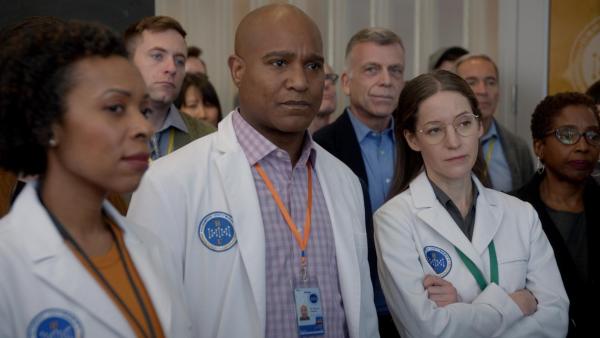 Bild 1 von 14: (v.l.n.r.) Dr. Hannah Kim (Cathy Salvodon); Dr. Poulson (Seth Gilliam); Dr. Natalie Reznick (Brooke Bloom)