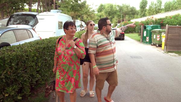 Bild 1 von 4: Sogar Lex' Mutter Marlies (li.) ist angereist