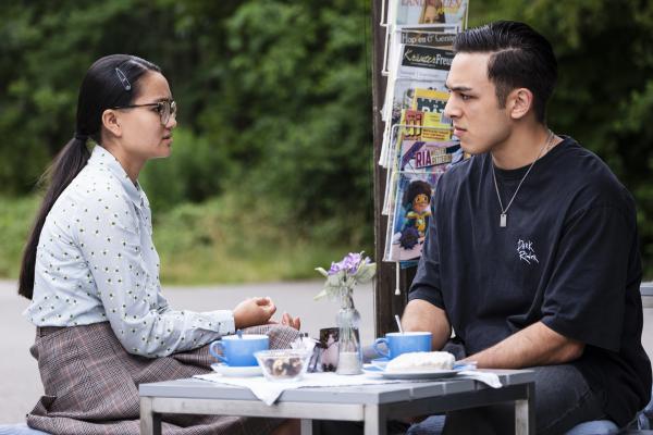 Bild 1 von 6: Lien (Nui Nguyen) bittet Leon (Joel Akgün) verzweifelt um Hilfe.