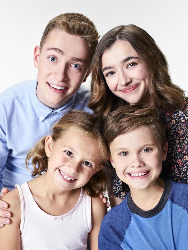 Bild 1 von 15: (1. Staffel) - (hinten v.l.n.r.) Brian (Connor Kalopsis); Nicole (Ashley Boettcher); (vorne v.l.n.r.) Leila (Oakley Bull); Marc (Jack Stanton)