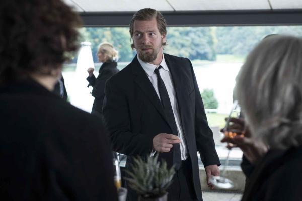 Bild 1 von 27: Jagt von einer Beerdigung zur nächsten: Mick (Henning Baum). Wer ist der unheimliche Erpresser und Mörder, der es auf seine Ex-Kollegen abgesehen hat?