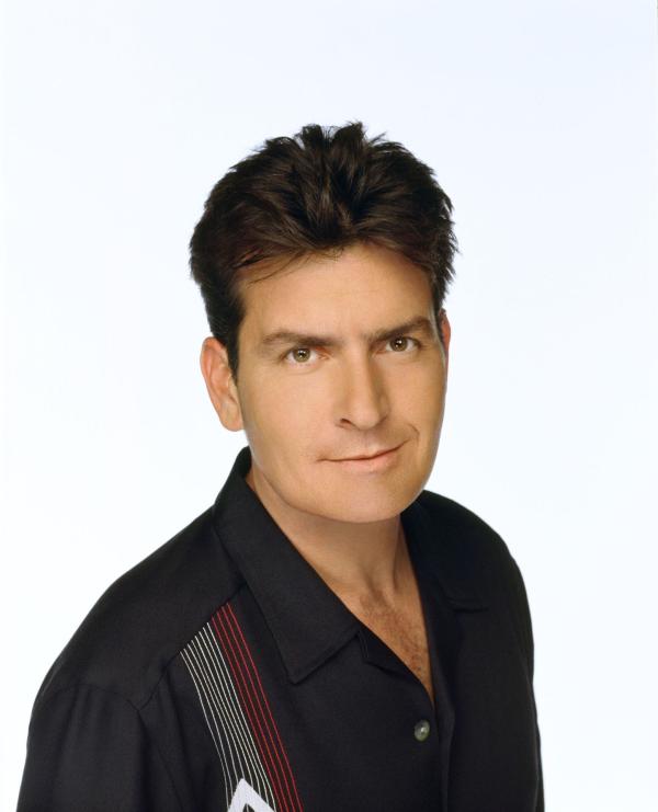 Bild 1 von 56: (2. Staffel) - Charlie Harper (Charlie Sheen) ist ein ziemlich erfolgreicher Produzent von Werbespots und Jingles. Als sein Bruder samt Sohn bei ihm einzieht, beginnt das Chaos ...