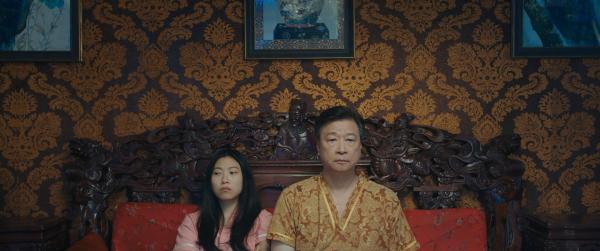 Bild 1 von 4: Billi (Awkwafina, l.); Haiyan (Tzi Ma, r.)