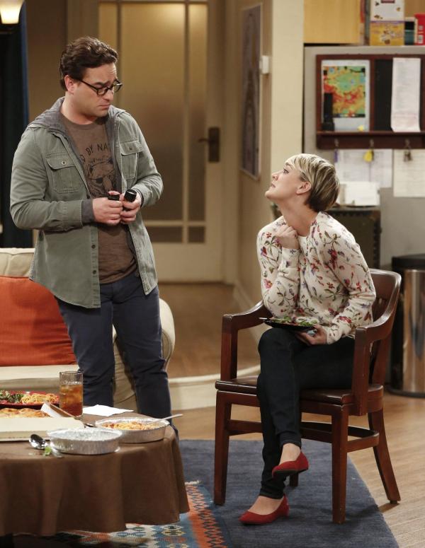 Bild 1 von 30: Leonard (Johnny Galecki, l.) ist überhaupt nicht begeistert darüber, dass Penny (Kaley Cuoco, r.) und Sheldon gemeinsam an einem Experiment teilnehmen, bei dem sie sich persönliche Fragen stellen und sich minutenlang in die Augen schauen, um herauszufinden, ob so Intimität entsteht ...