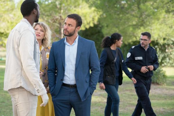 Bild 1 von 7: (v.l.n.r.) Ismaël Ndongo (Christophe Ntakabanyura); Candice Renoir (Cécile Bois); Antoine Dumas (Raphaël Lenglet)