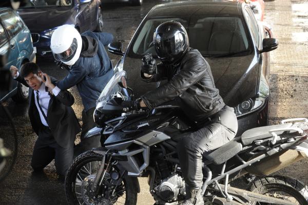 Bild 1 von 13: Der Gefangenentransport wird von einer Motorrad-Gang überfallen. Agent Ed Lansbury (Ronan Summers) kann gegen die Übermacht nichts ausrichten.