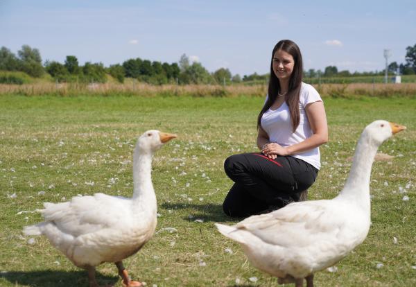 Bild 1 von 11: Mit 23 Jahren trägt Magdalena Maier bereits die Verantwortung für die Landwirtschaft am Eibelhof in Puchheim. Neben Rindern und Schweinen hat sie täglich für 700 Hühner und 350 Gänse zu sorgen.