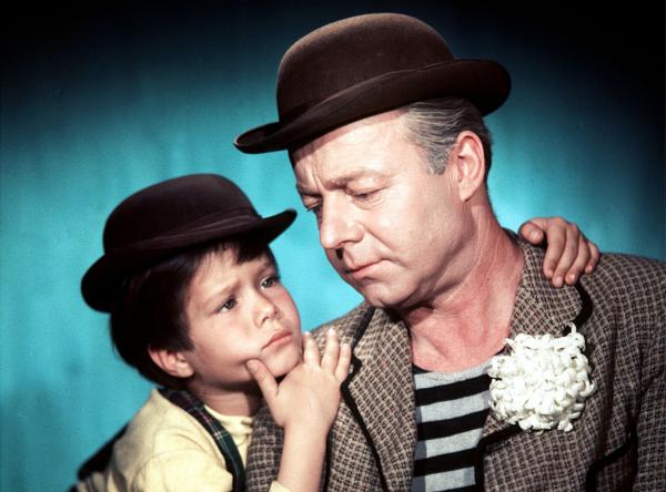 Bild 1 von 1: Teddy Lemke (Heinz Rühmann) und der kleine Ulli (Oliver Grimm) sind ein Herz und eine Seele. Ulli hält Lemke für seinen Vater, in Wiklichkeit ist er jedoch ein Pflegekind, dessen Mutter in Amerika lebt.