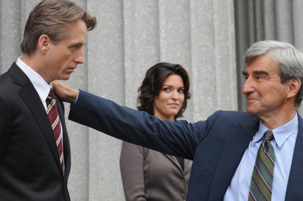Bild 1 von 10: (l-r) Linus Roache as Michael Cutter, Alana De La Garza as Connie Rubirosa, Sam Waterston as DA Jack McCoy -- NBC