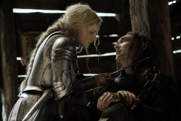 Bild 1 von 5: Galadriel (Morfydd Clark) ist es gelungen, Adars (Joseph Mawle) Flucht zu verhindern.