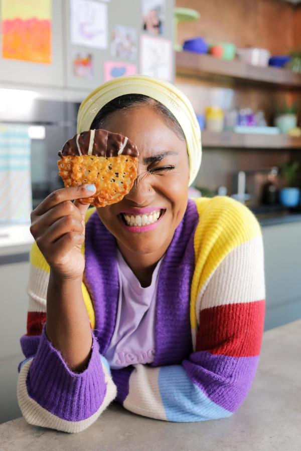Bild 1 von 2: Im Bild: Nadiya Hussain mit einem frisch gebackenen Florentiner.
