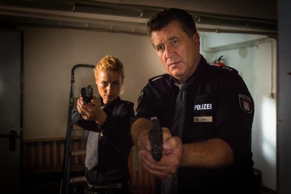 Bild 1 von 9: Franzi (Rhea Harder-Vennewald, l.) und Hans (Bruno F. Apitz, r.) wurden zu einem Einbruch gerufen und durchsuchen das Haus nach dem Täter.