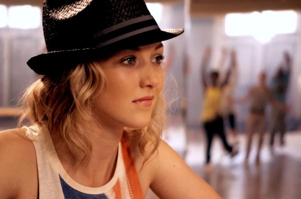 Bild 1 von 3: Carly (Nichola Burley)