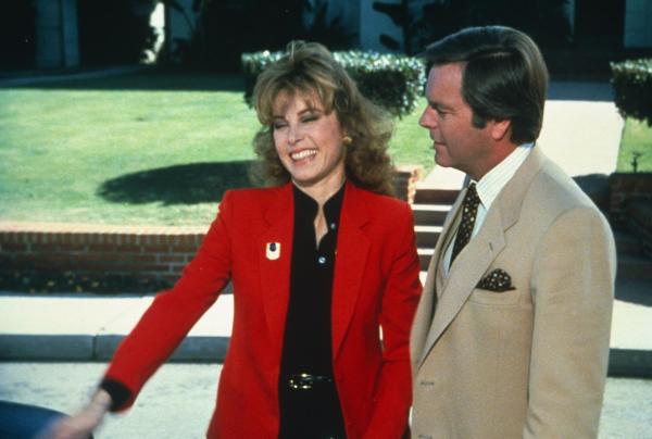 Bild 1 von 11: Jennifer Hart (Stefanie Powers, l.); Jonathan Hart (Robert Wagner, r.)