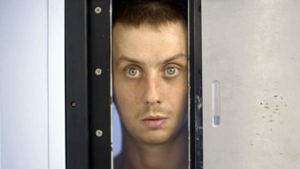 Bild 1 von 2: Chris Dale wurde nach mehreren Fällen von Selbstverletzung in eine Isolationszelle verlegt.