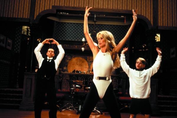 Bild 1 von 9: Tanzen mit Claudia Schiffer, M.: Richie Rich (Macaulay Culkin, r.) und sein tüchtiger Butler Cadbury (Johnathan Hyde, l.) ...