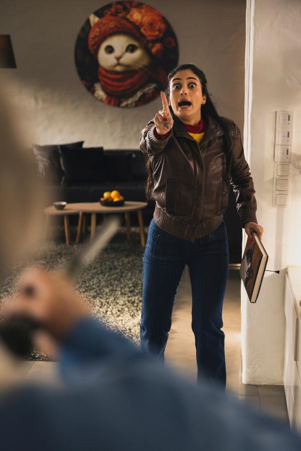 Bild 1 von 9: Sami (Sogol Faghani) hat sich Zugang zum Bungalow verschafft, wird aber plötzlich ertappt.