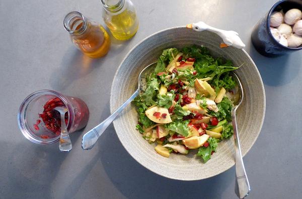 Bild 1 von 5: Zum Hauptgang: Salat aus Grünkohl, Äpfeln, kleinen Rübchen und kandiertem Rhabarber. Rhabarber ist ein vielseitiges Gemüse, das nicht nur als Dessert dient.