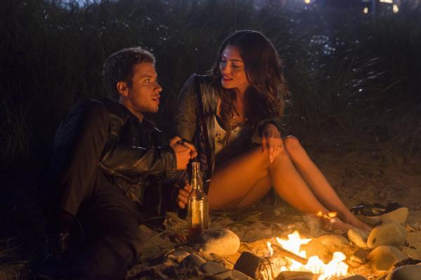 Bild 1 von 9: Als sich die beiden Rich-Kids Kyle (Jeremy Sumpter, l.) und Amy (Phoebe Tonkin, r.) das erste Mal treffen, ahnen sie nicht, dass sie sich schon bald in einem Kampf um Leben und Tod wiederfinden werden ...