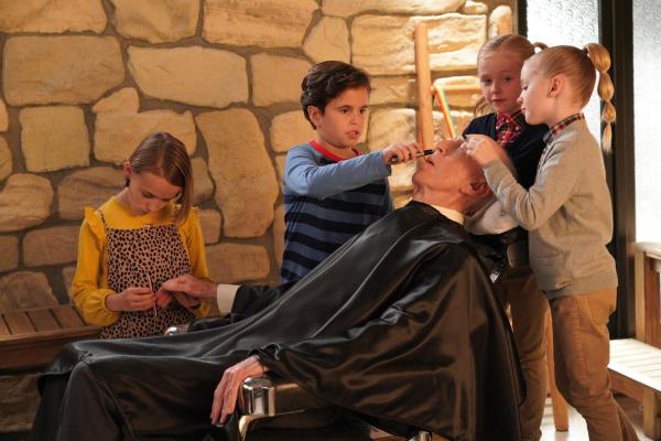 Bild 1 von 10: (v.l.n.r.) Sophie Cooper (Marlow Barkley); Graham D'Amato (Tyler Wladis); Tony (Patrick Birkett); Amy Fogerty (Ella Allan); Emma Fogerty (Mia Allan)