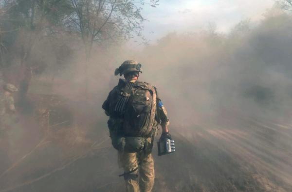 Bild 1 von 2: Der ukrainische Künstler und Filmemacher Dmytro Dokunov beschließt, trotz seiner pazifistischen Einstellung den Kriegsdienst in der Ukraine anzutreten.